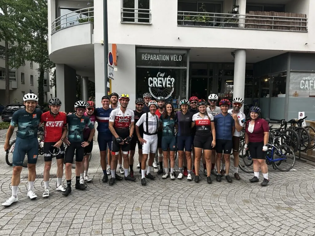 Cycliste devant le bike café Ta Grand-Mère à Vélo pour le Rennes Métropole Tour Challenge