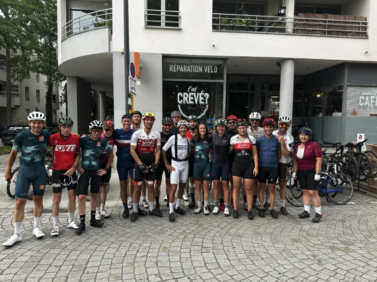 Cycliste devant le bike café Ta Grand-Mère à Vélo pour le Rennes Métropole Tour Challenge