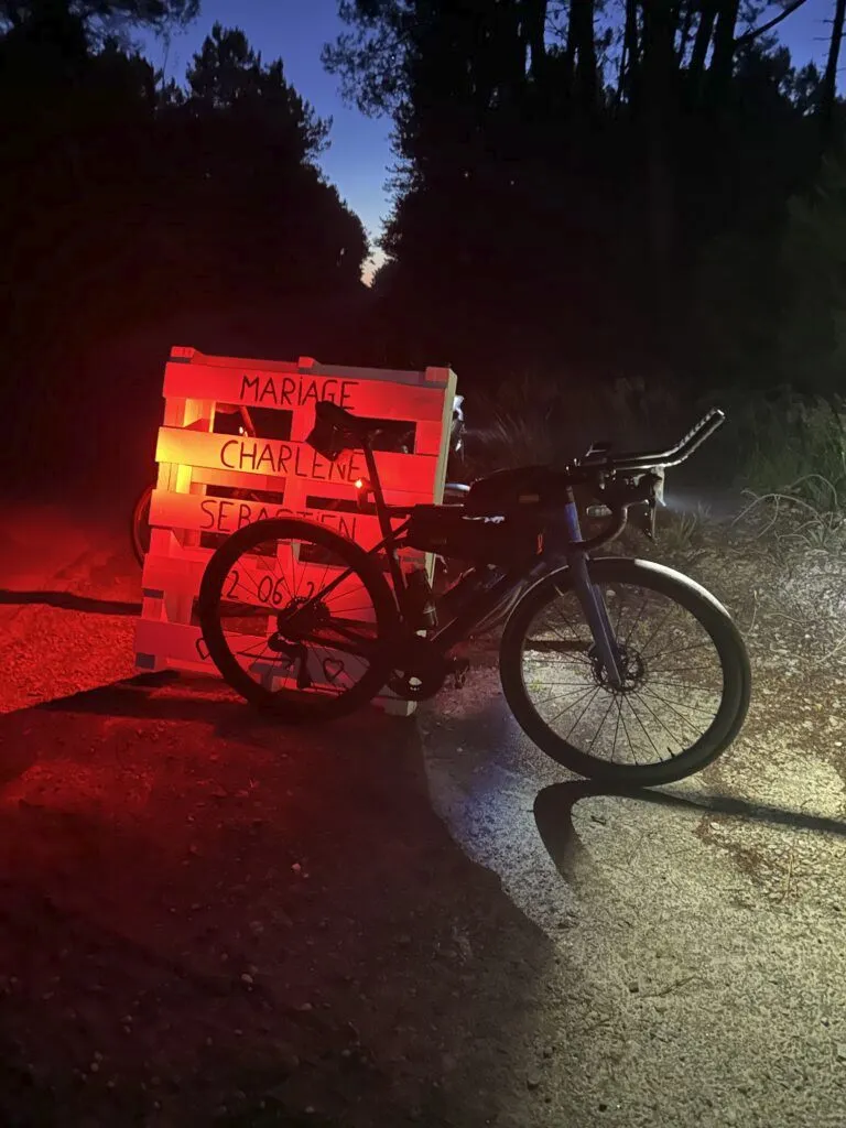 Vélo Lapierre Xélius SL de nuit avec éclairage rouge et blanc