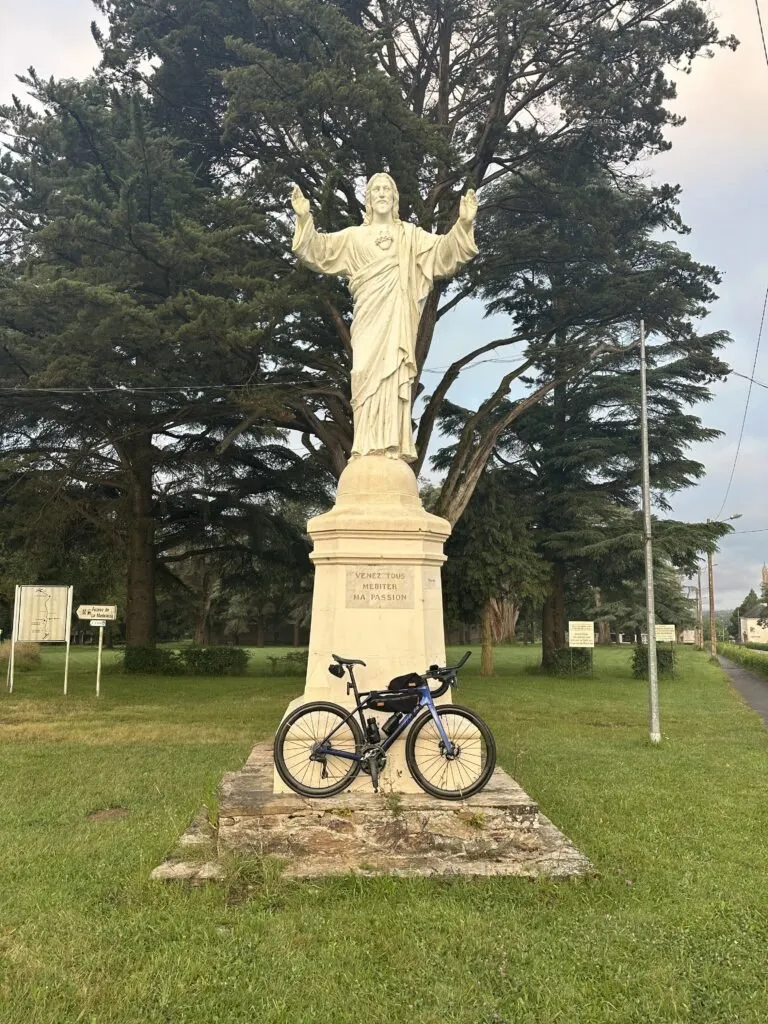 Vélo Lapierre Xélius SL devant un monument religieux