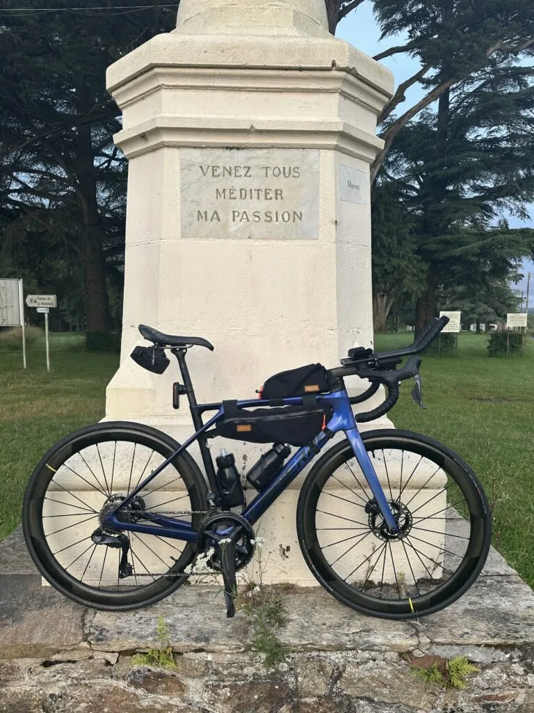 Vélo Lapierre Xélius SL devant un monument religieux
